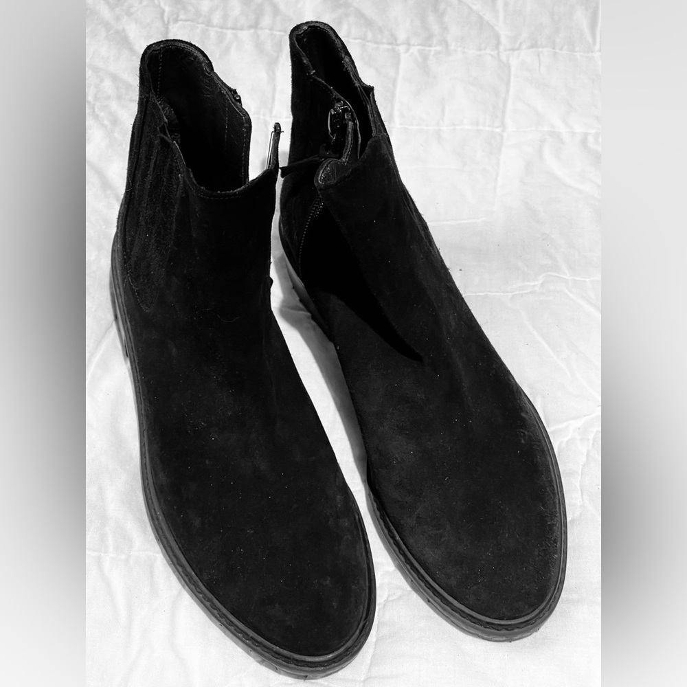 Stuart weitzman sz 7M women black Suede booties hardly used excellent condition